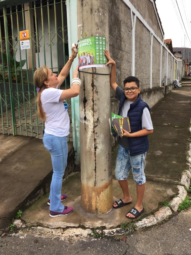 Alunos e Professores entregando panfletos sobre combate ao mosquito da dengue para moradores do bairro próximo a Escola Foto: Jeisilene Silva