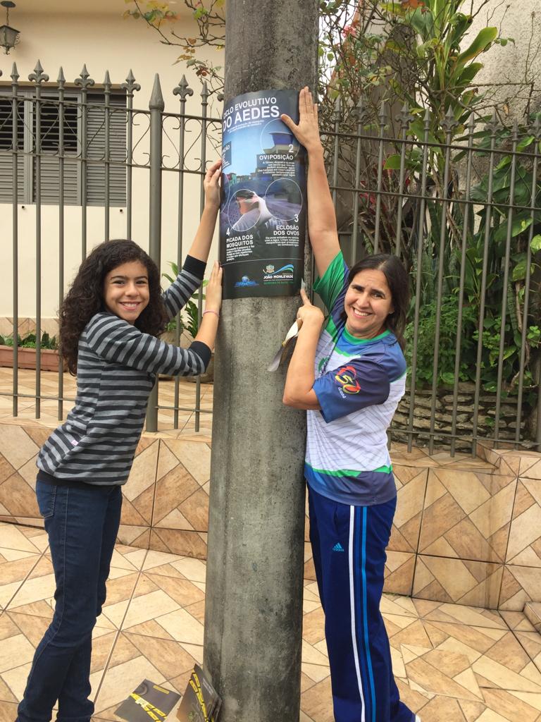 Alunos e Professores entregando panfletos sobre combate ao mosquito da dengue para moradores do bairro próximo a Escola Foto: Jeisilene Silva