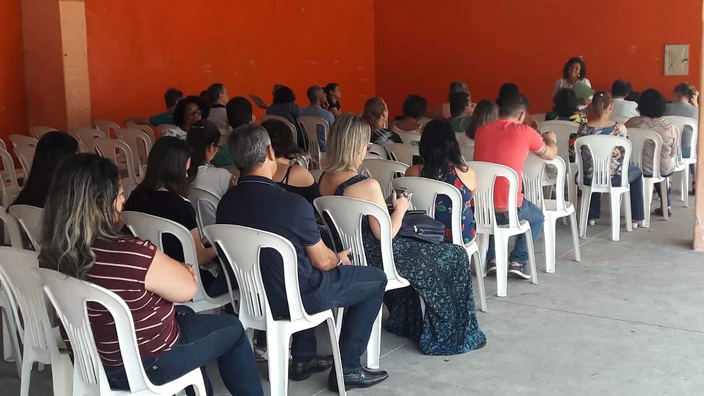 Comunidade escolar reunida para as ações do Dia D na Escola Estadual Mestre Zeca Amâncio, Itabira. 