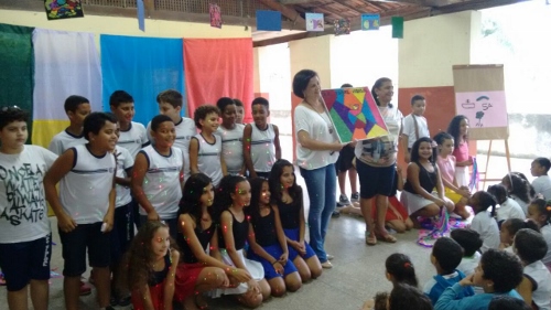 Alunos do 5° ano doando quadro com releitura coletiva da obra a Maçã de Romero Brito para a E.E. Padre Vidigal/ Foto do Acervo da Escola